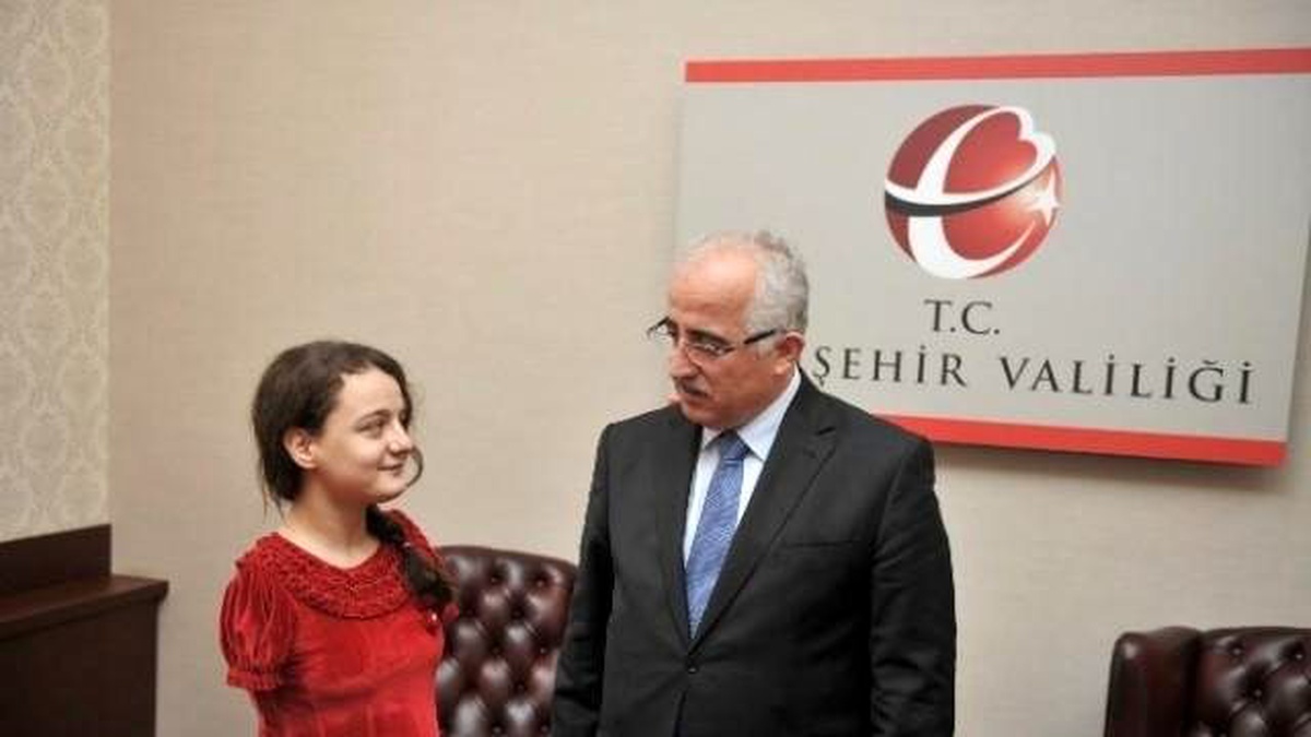 Ayakları ile Ebru Yapan Sümeyye Boyacı, Vali Tuna\'yı Makamında Ziyaret Etti