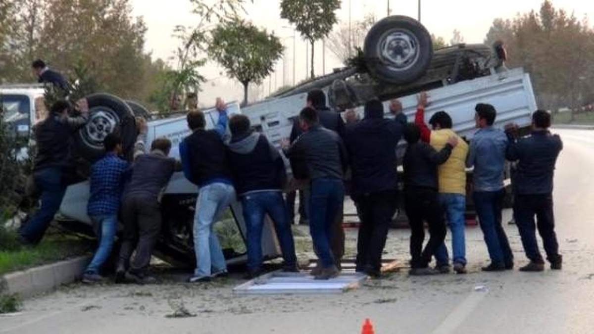 Aydınlatma Direğine Çarpan Kamyonet Karşı Şeride Geçti: 2 Yaralı