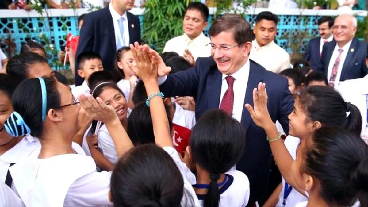 Başbakan Davutoğlu, Justo Lukman Okulu\'nu Ziyaret Etti