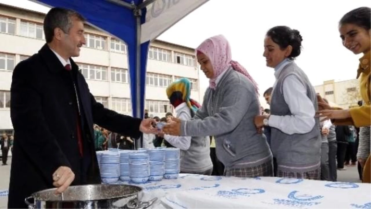 Başkan Tahmazoğlu Lise Öğrencilerine Aşure İkram Etti