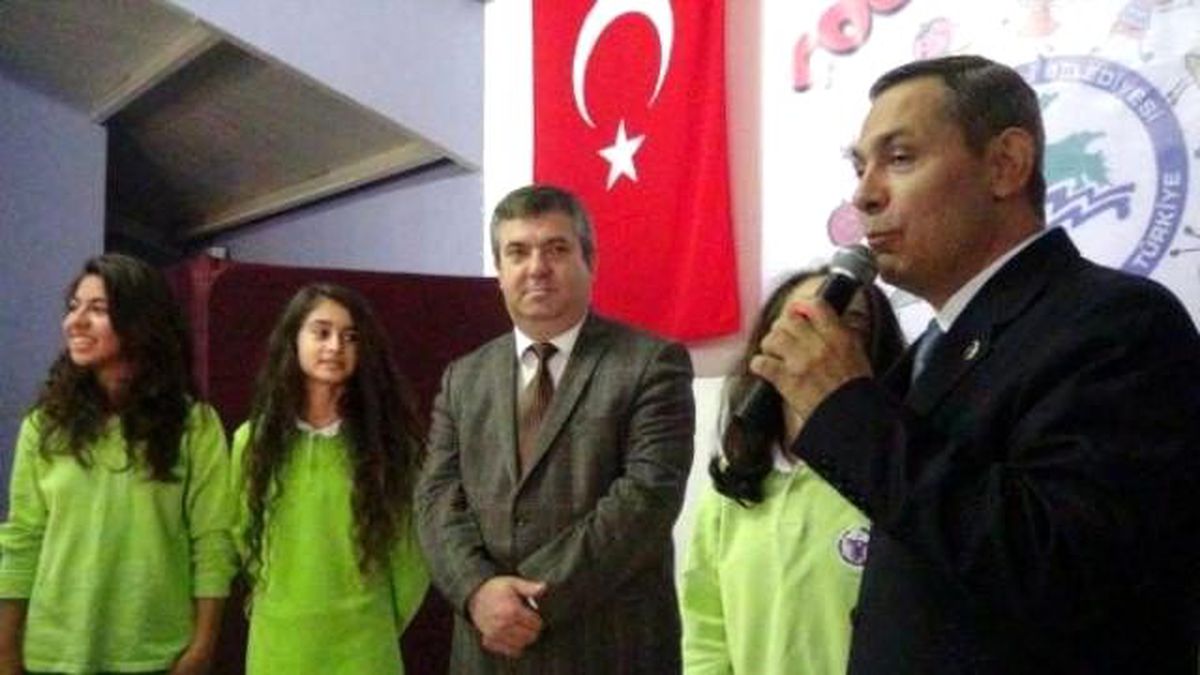 Belediye Başkanı, Öğrencilere Cep Telefonu Numarasını Verdi