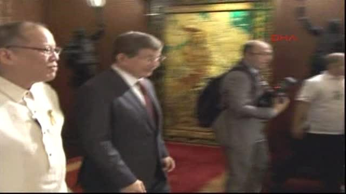 Davutoğlu Filipinler\'de Resmi Törenle Karşılandı