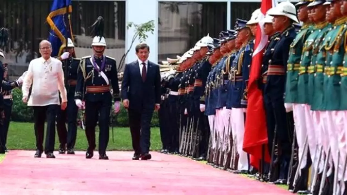 Davutoğlu, Filipinler\'de Resmi Törenle Karşılandı