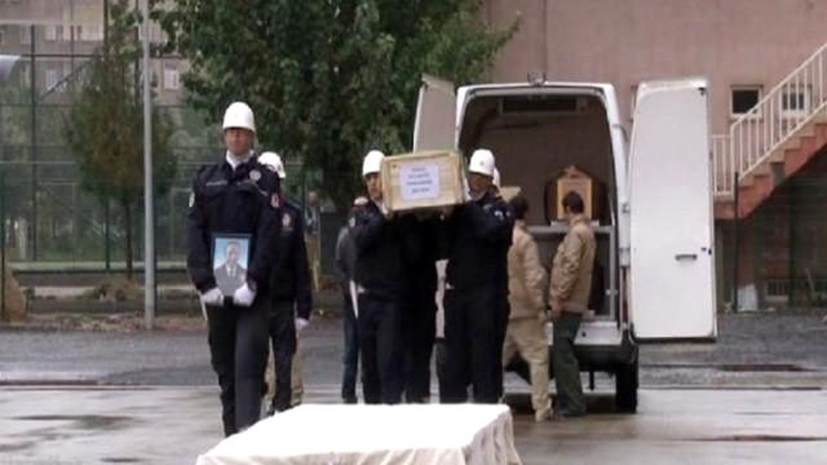 Diyarbakır\'da İntihar Eden Polis Memuru İçin Tören Düzenlendi