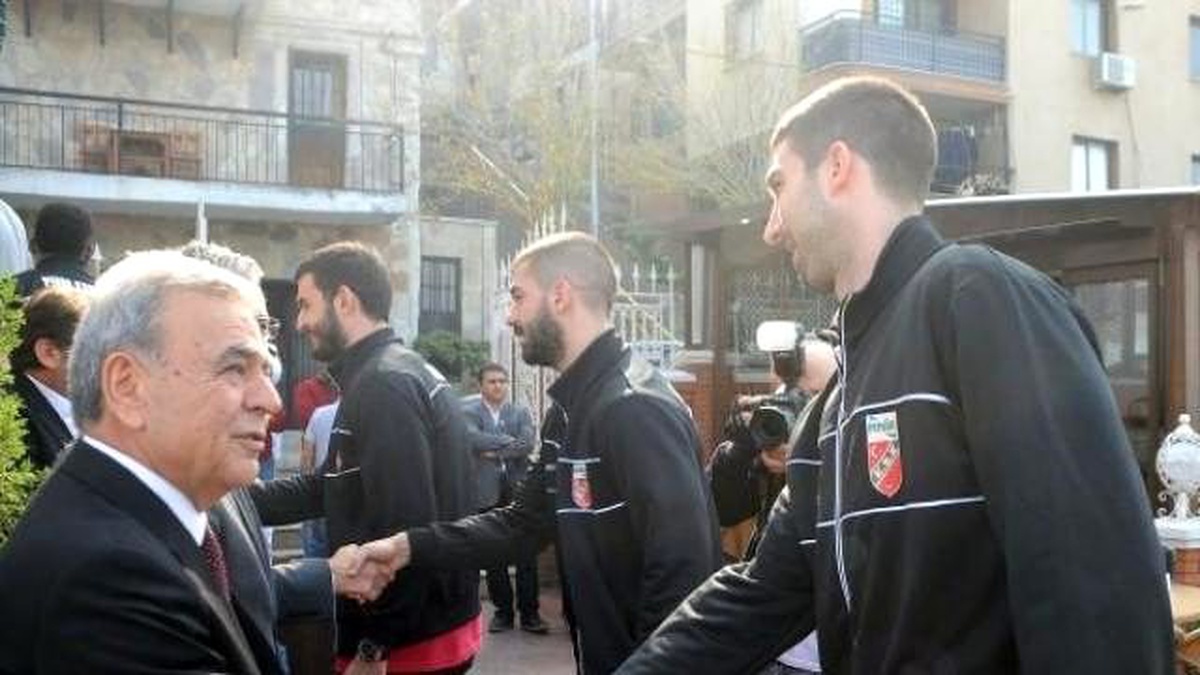 İzmir Belediye Başkanından Pınar Karşıyaka'ya Geç Gelen Kutlama