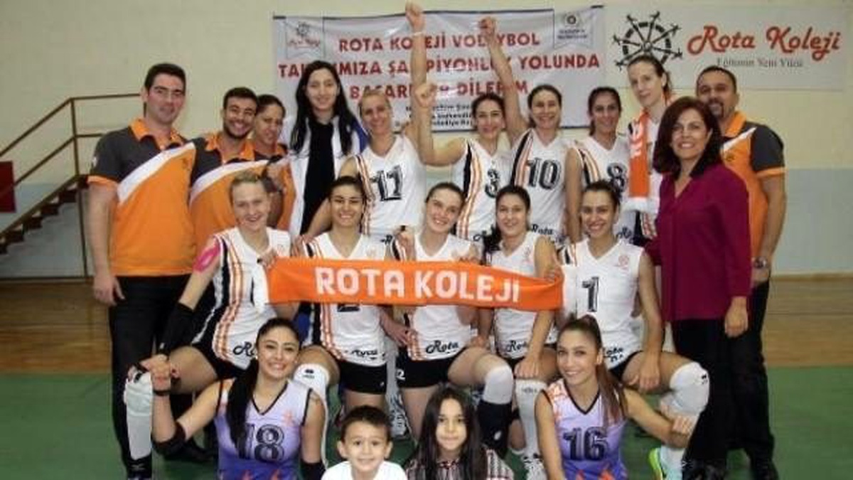 İzmir Rota Koleji\'nin Gözü Voleybolde Zirvede