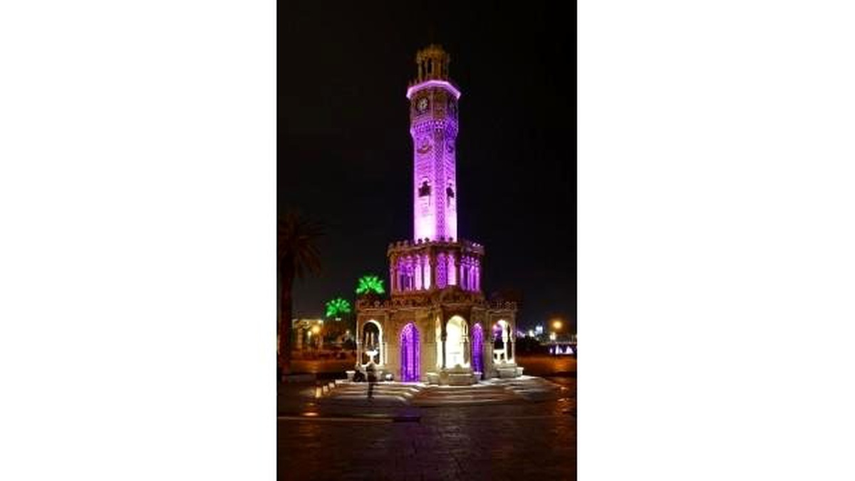 İzmir Saat Kulesi, Mor Renge Boyandı