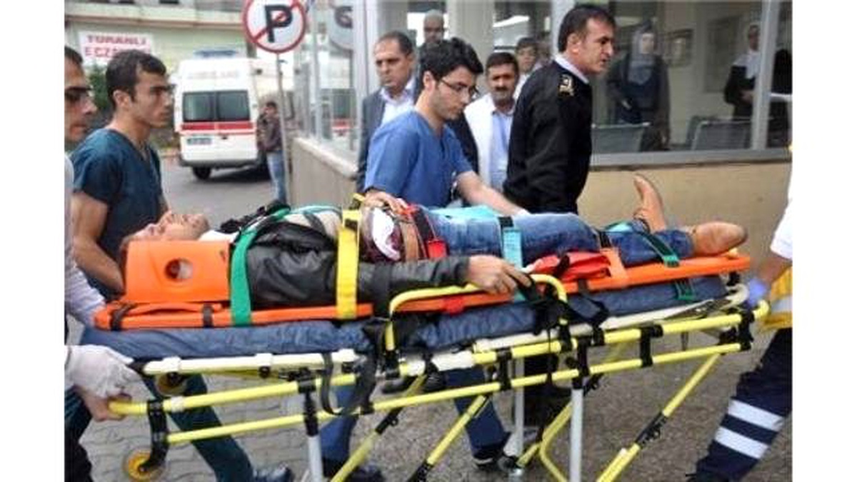 Kahta\'da Minibüs ile Otomobil Çarpıştı: 1 Ölü, 7 Yaralı