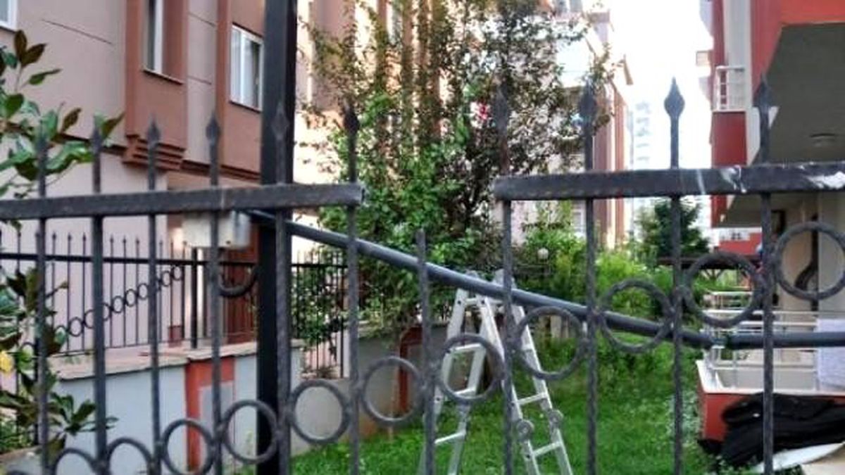Kamerayı Tamir Ederken Koluna Demir Saplandı