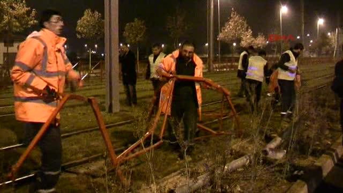 Kayseri\'de Alkollü Sürücü Tramvay Yoluna Girip, Yaralandı