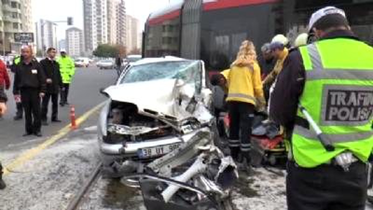 Kayseri\'de Tramvay ile Otomobil Çarpıştı: 1 Ölü