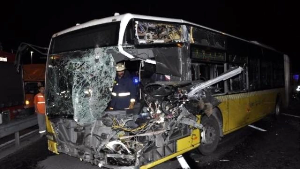 Metrobüs ile Minibüs Kafa Kafaya Çarpıştı; İkisi Ağır 14 Yaralı