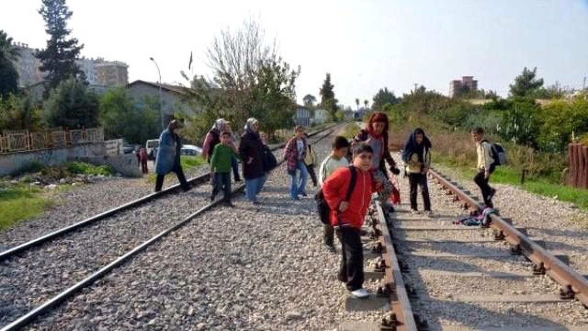 Minik Öğrencilerin Tren Raylarında Tehlikeli Yolculuğu