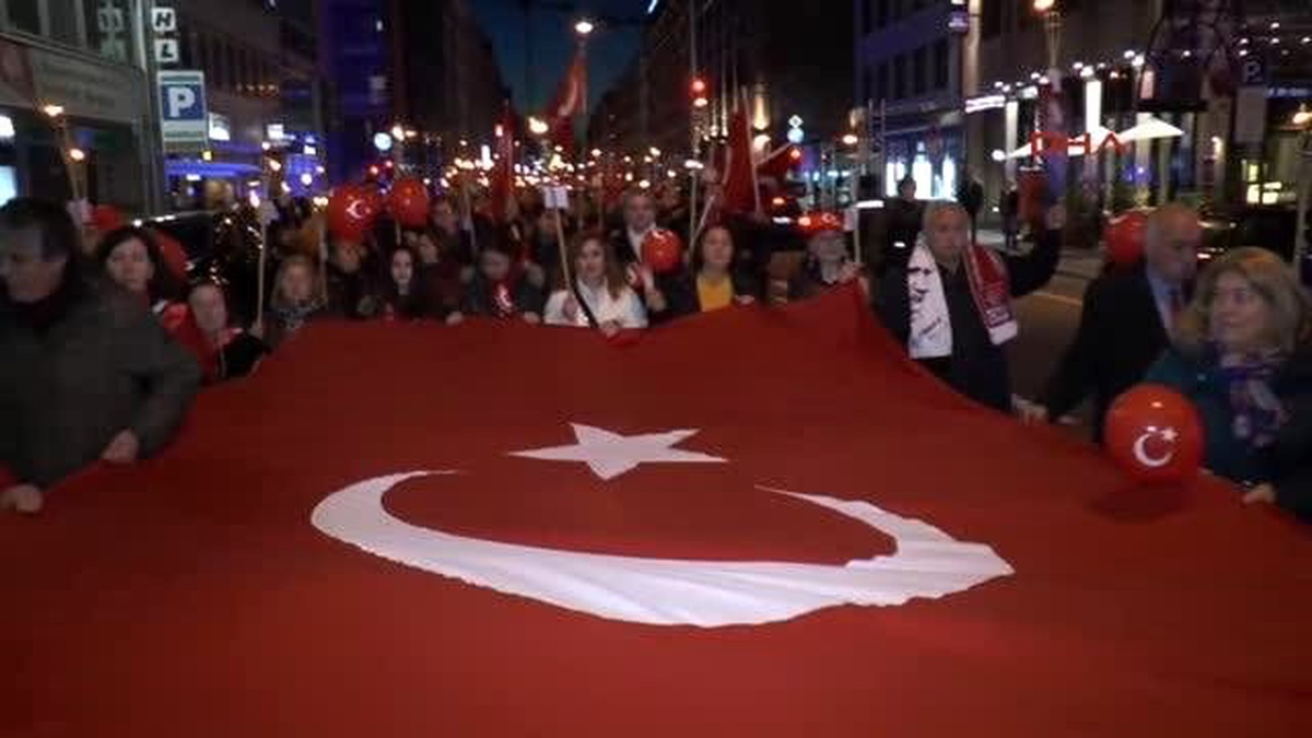 Münih\'te Türkler, Atatürk ve Cumhuriyet İçin Fener Alayı Düzenlediler