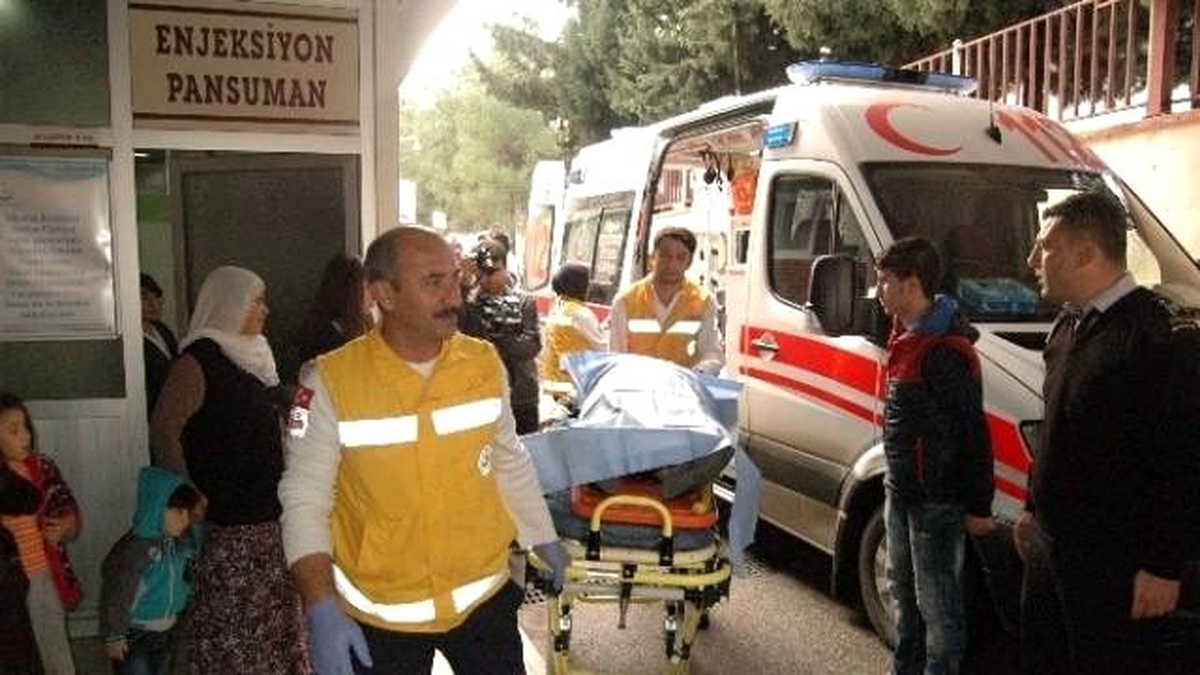 Adıyaman\'da Otomobil Şarampole Yuvarlandı: 2 Yaralı