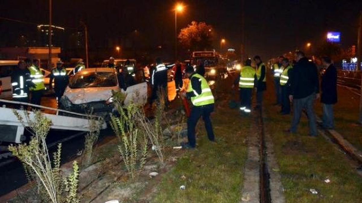 Otomobil, Tramvay Yoluna Girdi; 1 Yaralı