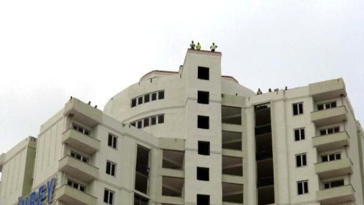 Gaziantep\'te Paralarını Alamayan İşçiler, İnşaat Çatısında Eylem Yaptı