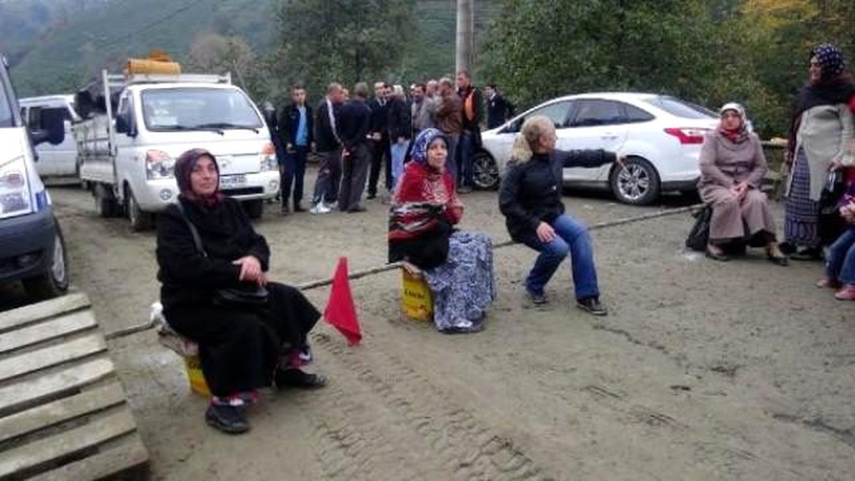 Rize\'de Evleri Hasar Gören Kadınlar Yol Kesti
