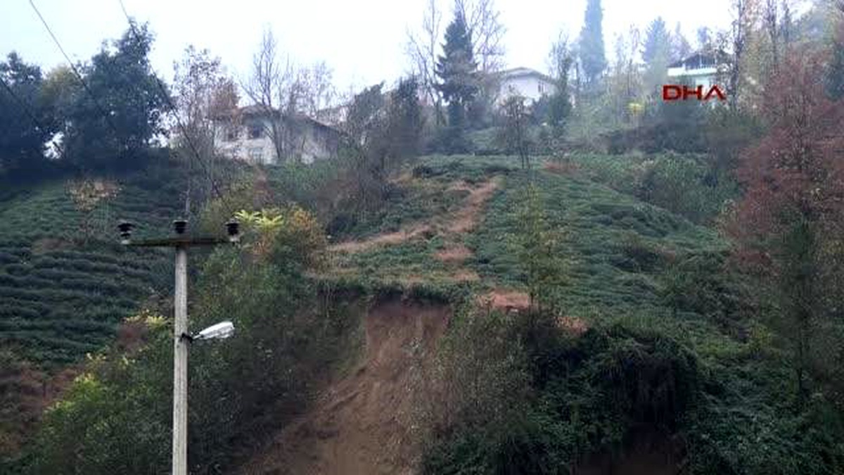 Rize\'de Evleri Hasar Gören Kadınlar Yol Kesti