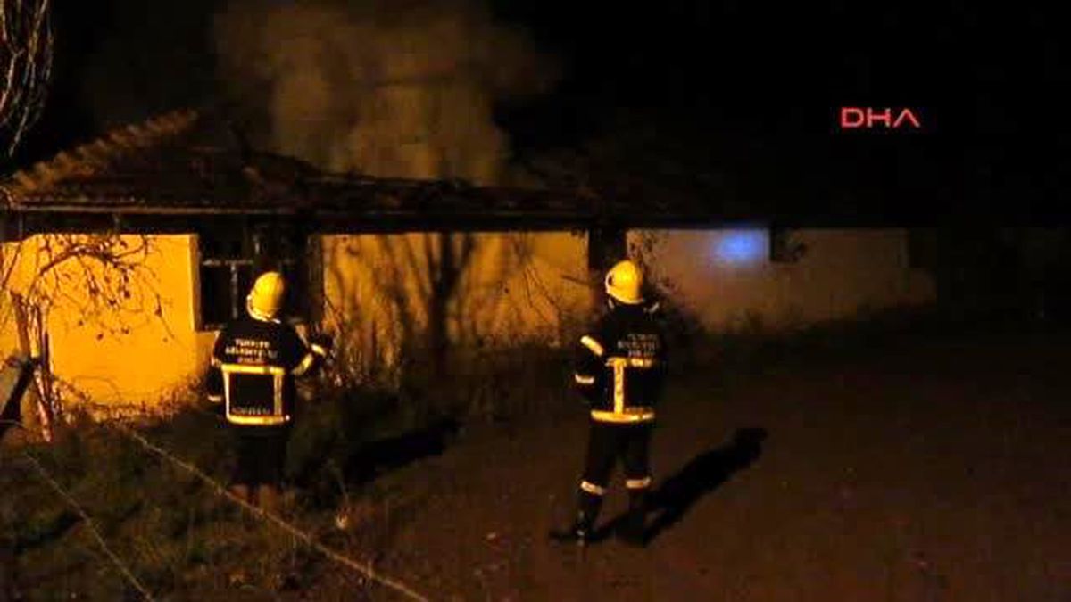 Sandıklı\'da Kullanılmayan Ev Yangında Kül Oldu