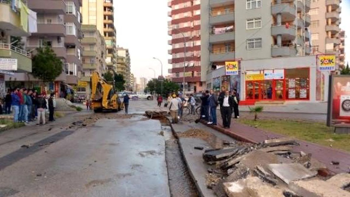 Adana\'da Su Borusu Patladı, Yol Göle Döndü