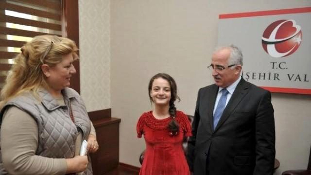 Sümeyye, Ayaklarıyla Yaptığı Tabloyu Vali Tuna\'ya Hediye Etti