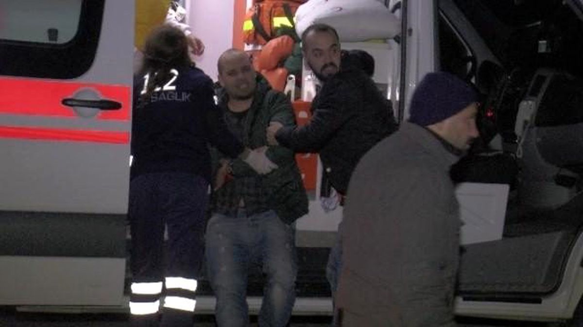 Trafik Levhasına Çarpan Araç Şarampole Yuvarlandı: 3 Yaralı