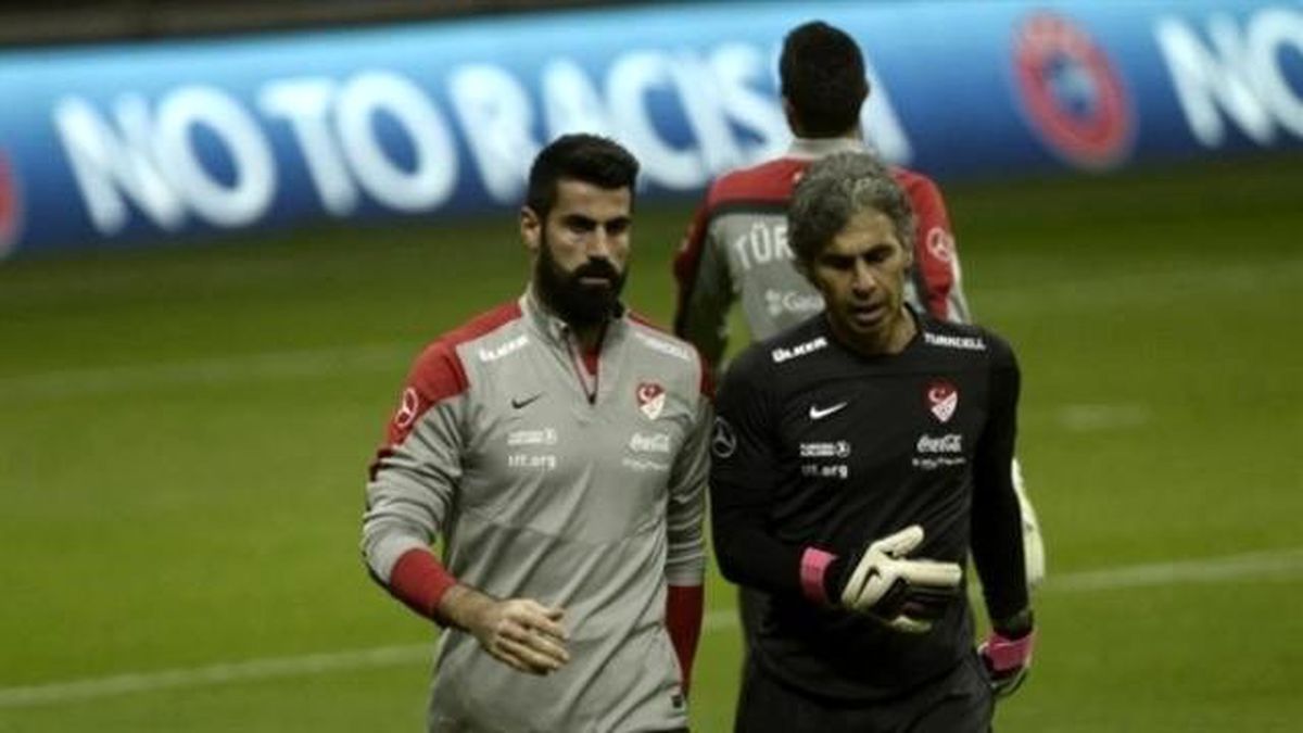 Türkiye-Kazakistan Maçı Öncesi Isınmak İçin Sahaya Çıkan Volkan Demirel, Taraftarların Protestosu...