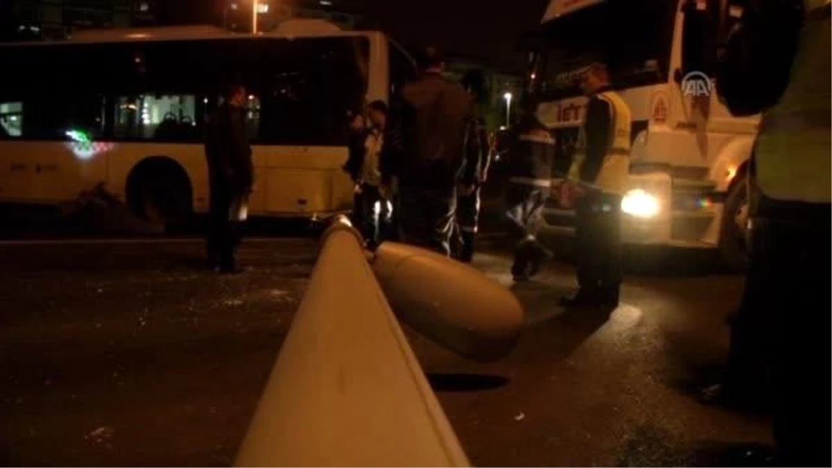 Zeytinburnu\'nda Minibüs Metrobüsle Çarpıştı: 2 Yaralı