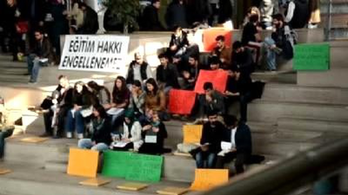Aibü\'de Oturma Eylemi Yapan Öğrencilerin Gözaltına Alınması