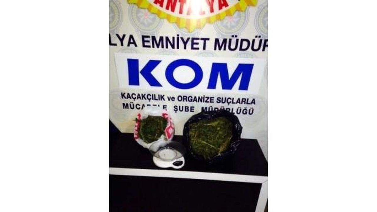 Antalya\'da Dört Şüpheli Esrar Maddesiyle Yakalandı