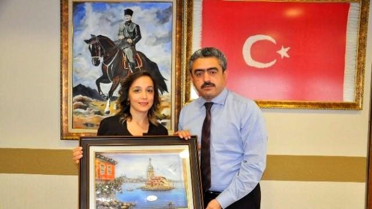Başkan Alıcık\'a Kız Kulesi İsimli Rölyef Çalışma Hediye Edildi