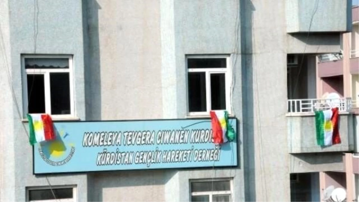Diyarbakır\'da Polisin Kaldırdığı Kürdistan Bayraklarını Dernek Yeniden Astı