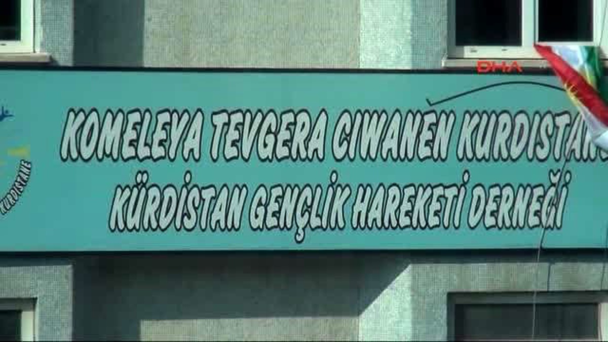 Diyarbakır\'da Polisin Kaldırdığı Kürdistan Bayraklarını Dernek Yeniden Astı