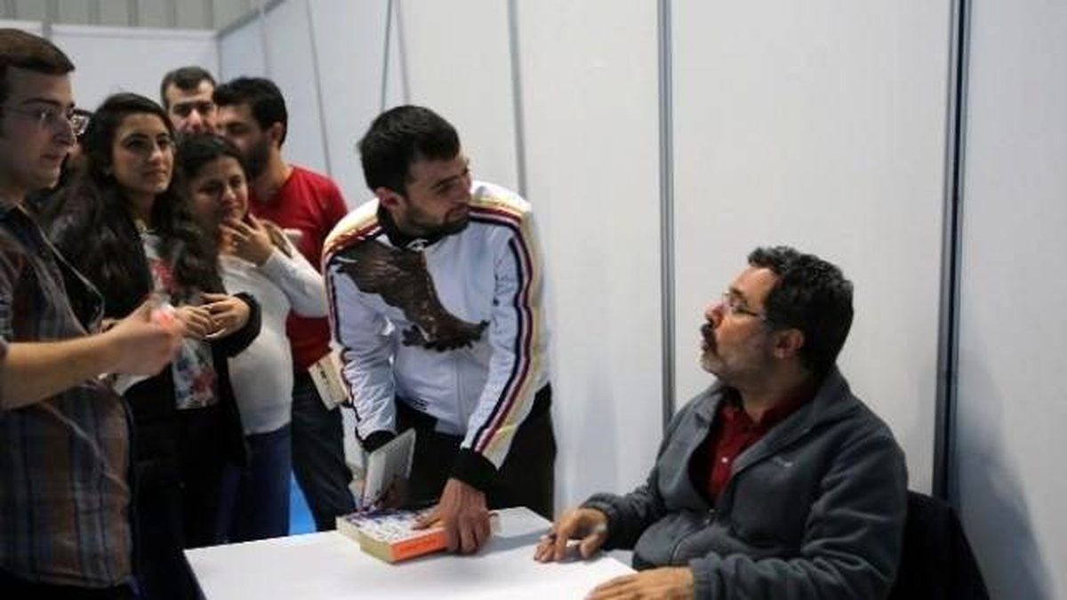Gaziantepli Yazar Ümit Kitaplarını İmzaladı