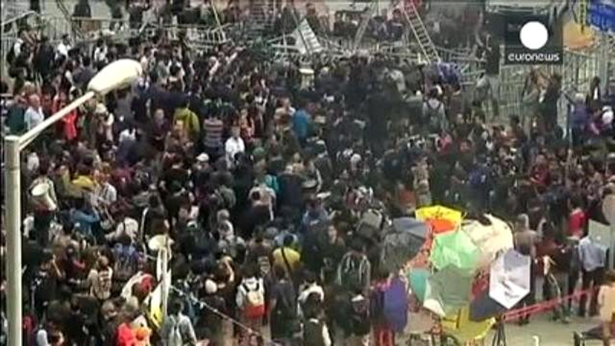 Hong Kong\'da Göstericilerin Kurduğu Barikatlar Kaldırılıyor