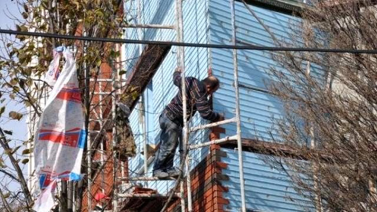 İnşaat Mühendisleri Odası Binasında İşçiler Baretsiz Çalışıyor