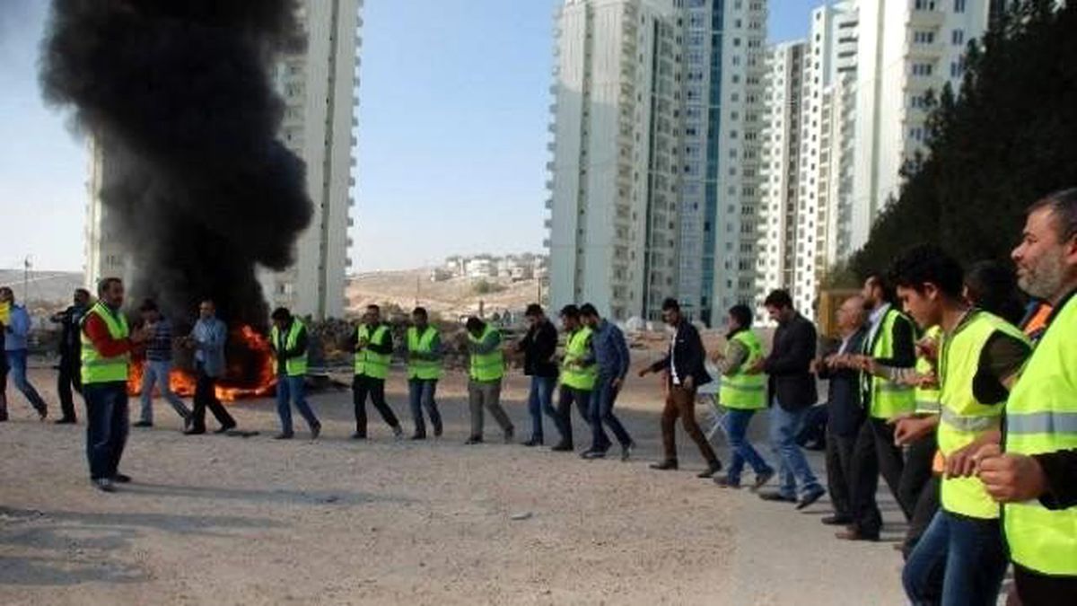 İşçiler Bu Defa Havaalanı Yolunu Trafiğe Kapattı