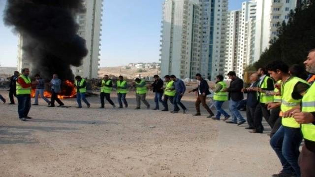 İşçiler Bu Defa Havaalanı Yolunu Trafiğe Kapattı
