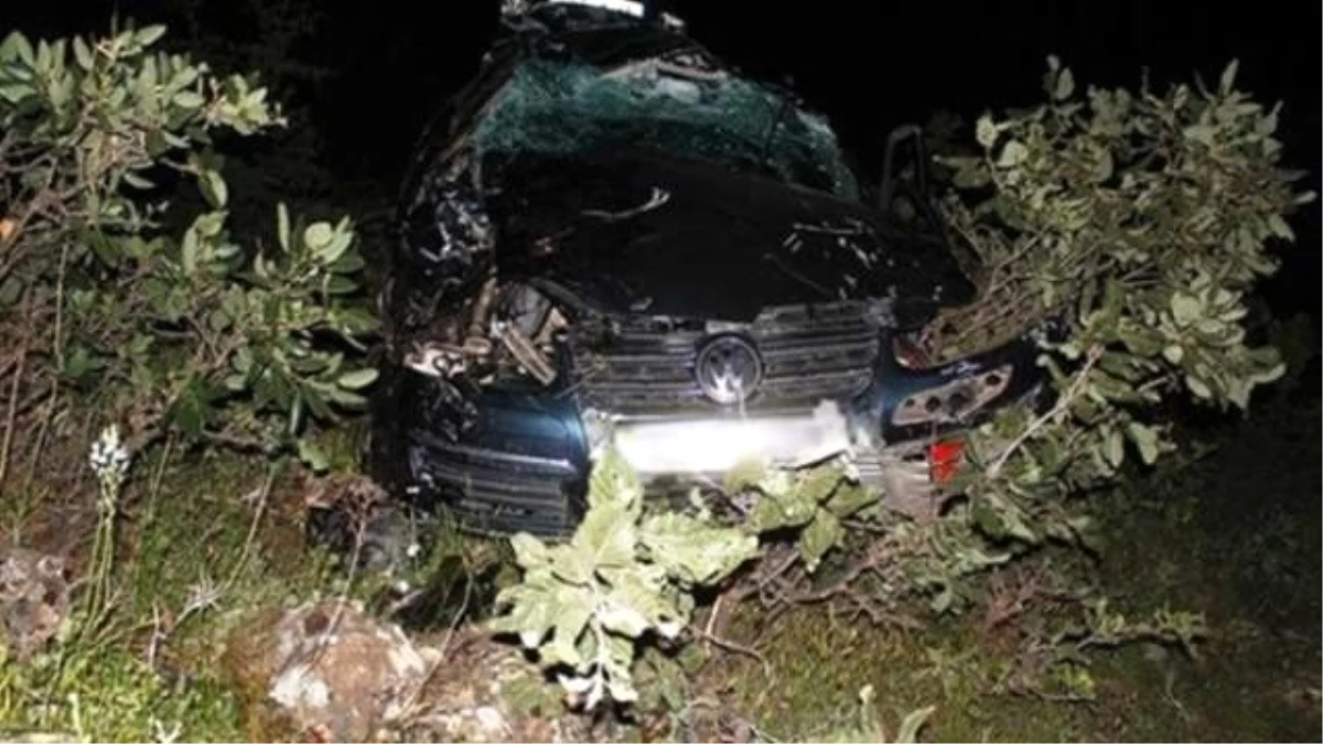 İzmir\'de Otomobil Şarampole Devrildi: 2 Ölü, 4 Yaralı