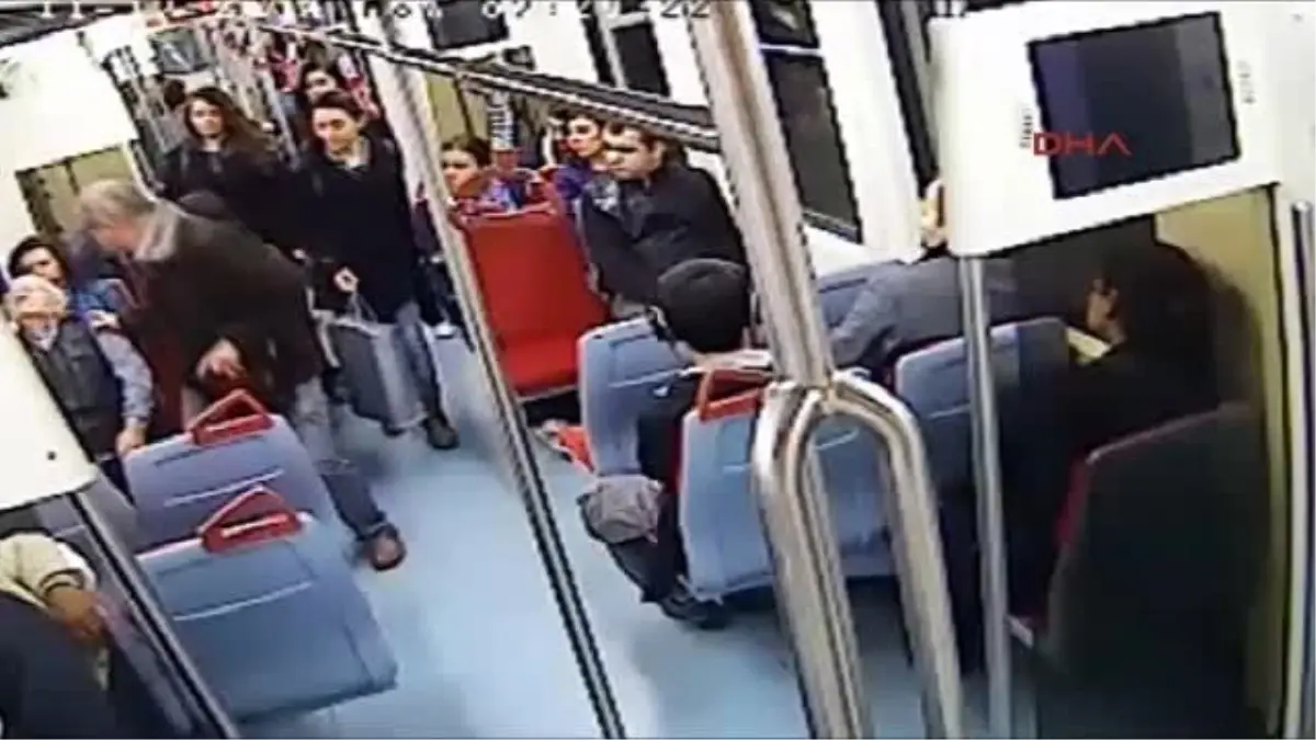 İzmir Metroda Fenalaşan Yaşlı Adam Hastanede Öldü