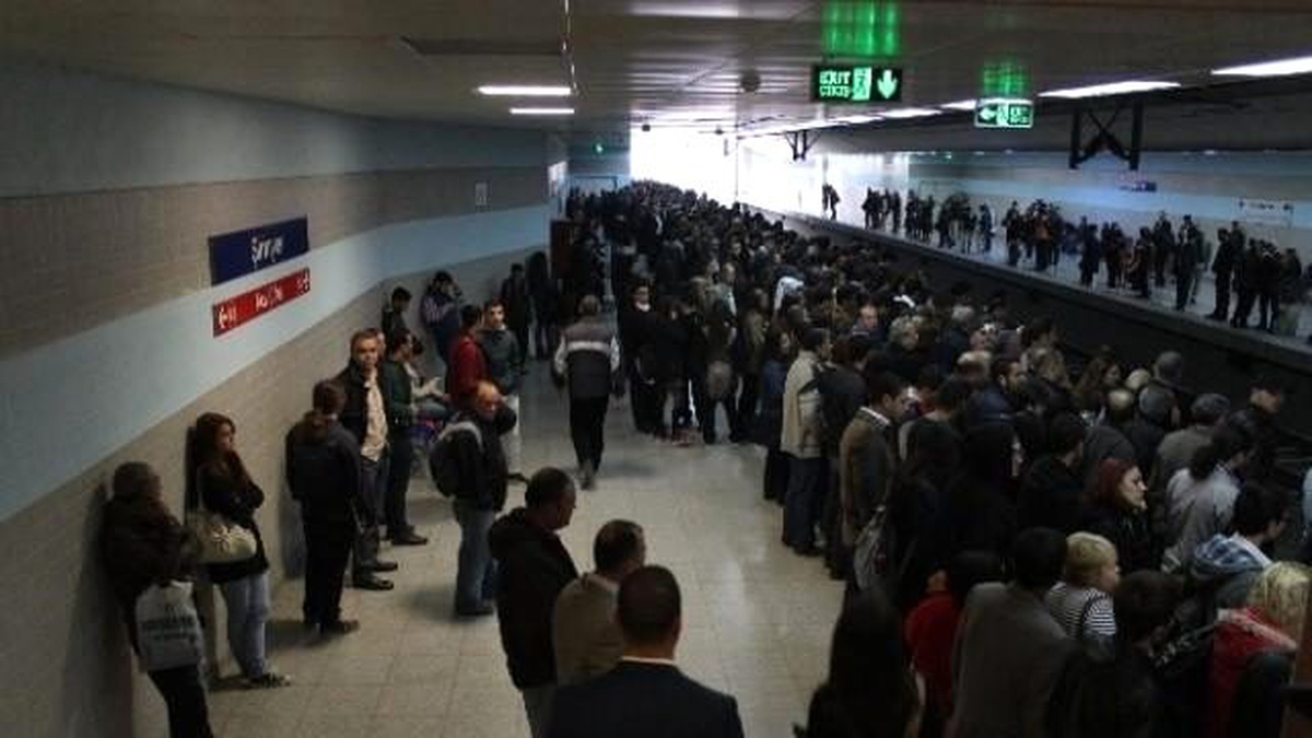 İzmirliler Okula ve İş Yerlerine Geç Kaldı