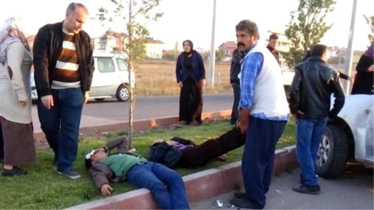 Aksaray\'da Kamyonet ile Otomobil Çarpıştı: 4 Yaralı
