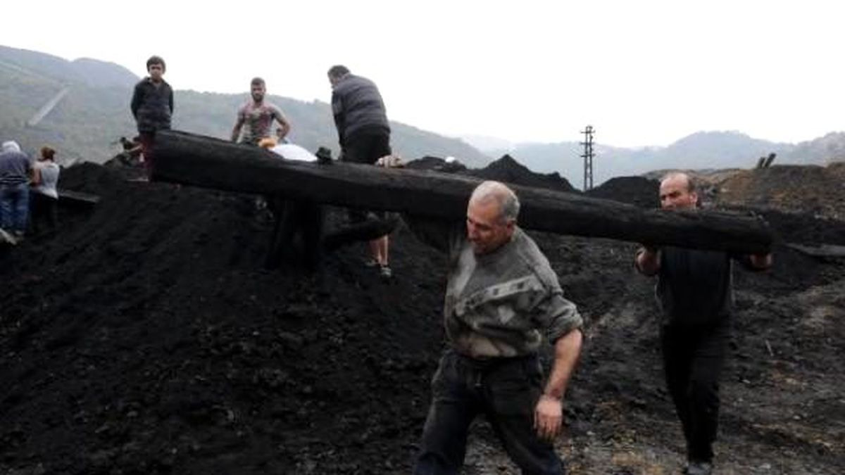 Kışlık Yakacaklarını Demiryolu Hafriyatından Çıkardılar