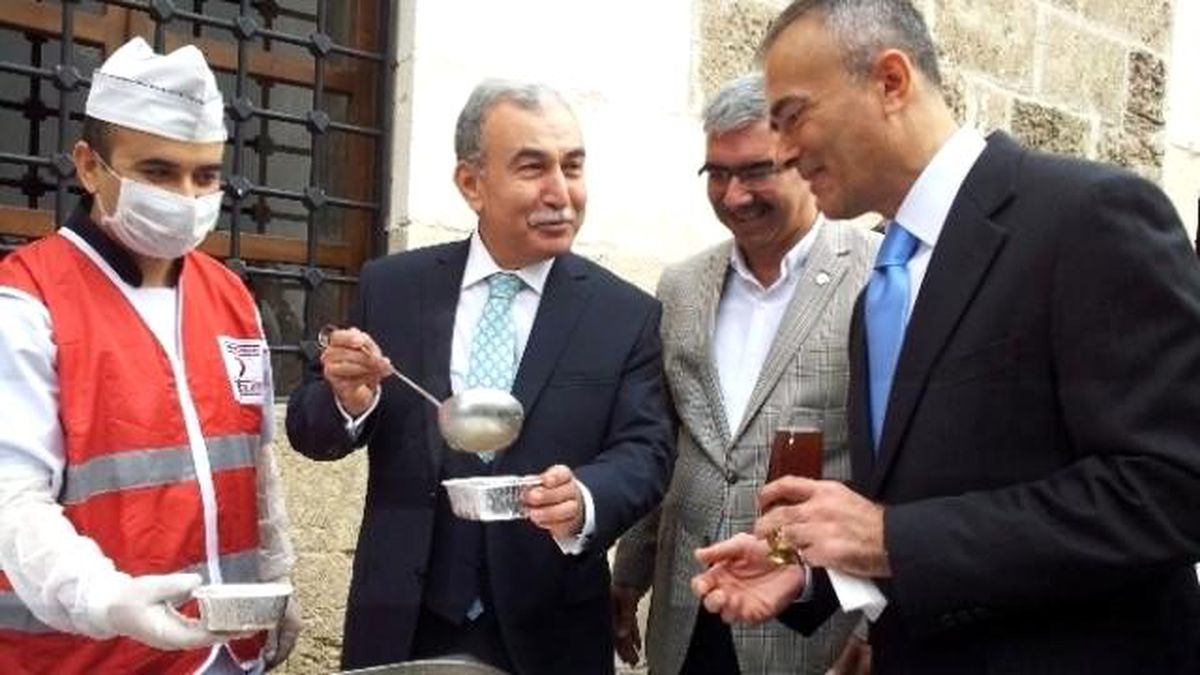 Kızılay Pişirdi, Vali Dağıttı