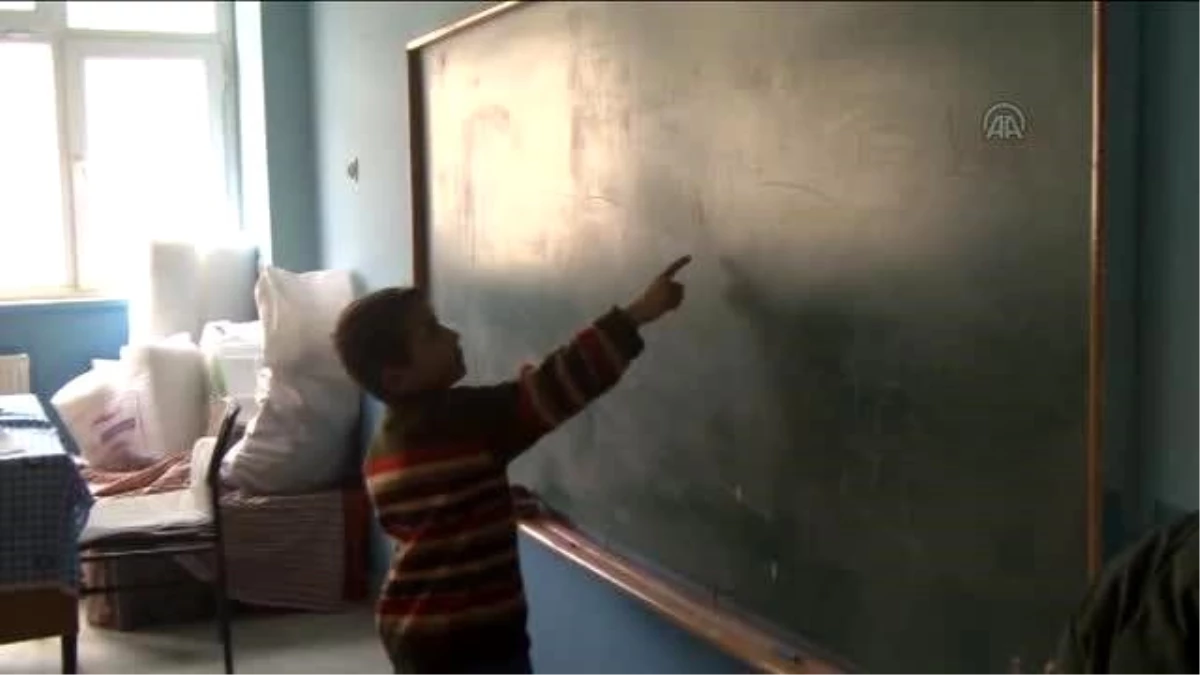 Küçük İlknur, Emanet Önlükle Okuluna Devam Ediyor