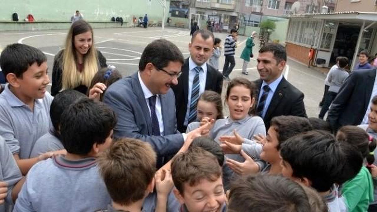 Öğrencilerden Başkan Çelik\'e Sevgi Seli