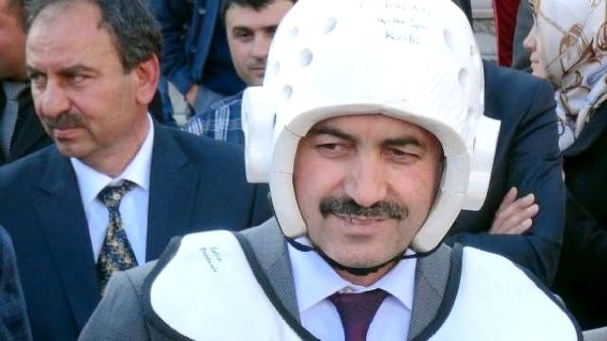 Öğretmene Veli Dayağına Kask ve Yelekli Protesto