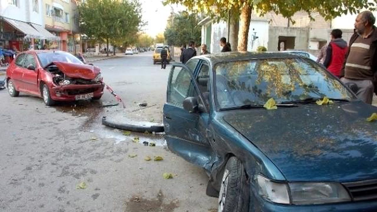 Otomobiller Çarpıştı: 1 Yaralı