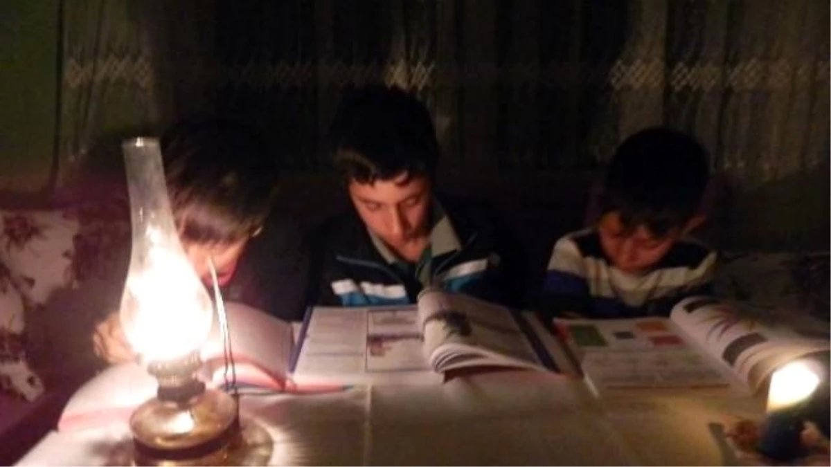 Elektrik Olmayan Evde 3 Kardeş Gaz Lambası Işığında Ders Çalışıyor